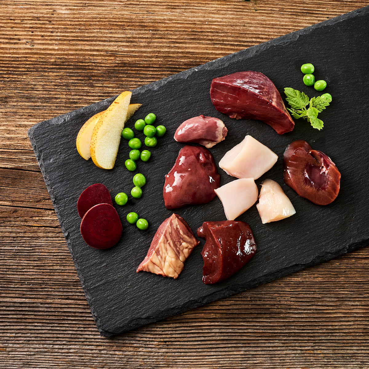 Kaninchen mit Rind mit Erbse, Birne & roter Bete