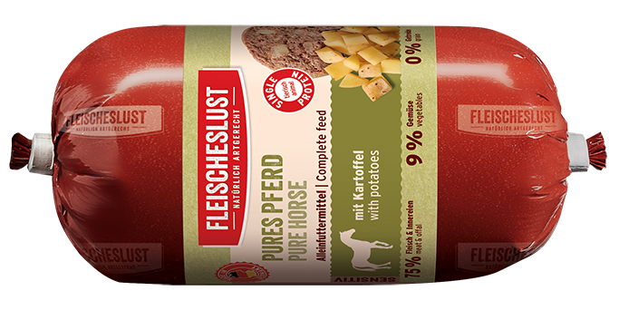 Pures Pferd mit Kartoffel